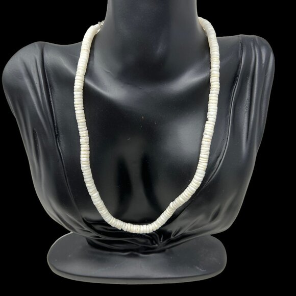 Vintage Shell Necklaces Lot of Three White‎ Chips Barrel Clasps - Picture 5 of 9